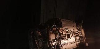 (FOTO) S-au răsturnat cu mașina. Doi tineri au fost răniți