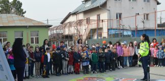 (Galerie FOTO) Elevii de la școala din Căpățânești, vizitați de polițiști