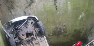 (FOTO) S-au răsturnat cu mașina într-un canal. Doi bătrâni, blocați în autoturism