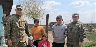 (FOTO) Din suflet pentru suflete. Pachete pentru copii, din partea militarilor