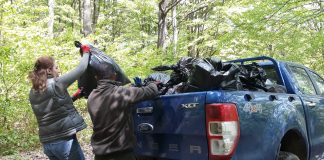 (FOTO) Au strâns gunoaiele rămase după petrecerile de la iarbă verde, la Tisău
