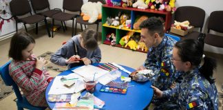 (FOTO) În vizită la refugiații de la Buzău. Surpriza școlii militare de la Boboc