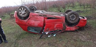 (FOTO) Mașină răsturnată pe șoseaua de centură. Șoferul, la spital
