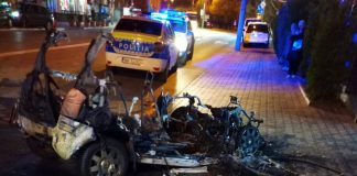 (FOTO) Microcar făcut scrum, în fața unui restaurant din Buzău