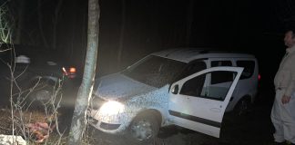 (FOTO) Blocați cu mașina în pădure. Cine a sărit în ajutorul lor