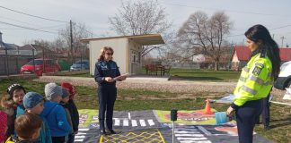 (FOTO) Zeci de copii din Costești, activitate în laboratorul mobil de educație rutieră