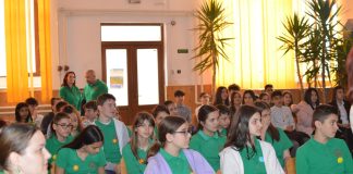 (FOTO) RM. SĂRAT. Zeci de elevi, discuții cu polițiștii