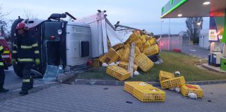 (FOTO/UPDATE) Autocamion răsturnat, la Podul Mărăcineni