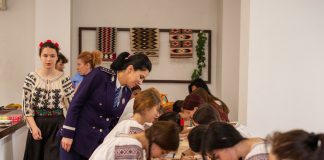 (Galerie FOTO) Atelier de creație de Paști. Copiii instituționalizați, ajutați de polițiști