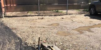 Alertă! Strada Victoriei, blocată. O mașină a avariat o țeavă de gaze