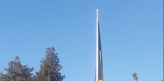 Drapel arborat la monumentul din centrul comunei Cislău