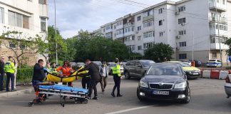 (FOTO) Accident în rond. Bătrână rănită, după ce a căzut cu bicicleta