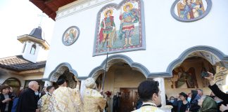 (Galerie FOTO) Noua biserică din Căldărușanca, sfințită de ÎPS Ciprian