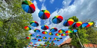 (FOTO) Ce stradă a fost animată cu umbrele multicolore