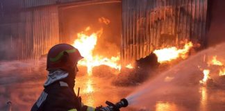 (UPDATE) Incendiu de proporții la un depozit din Buzău. Zeci de pompieri au fost mobilizați