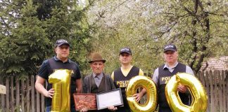 (FOTO) La 100 de ani! Nea Gică, cel mai vechi deținător de arme din județ, premiat de polițiști