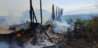 (FOTO/UPDATE) Biserica din Negoșina s-a făcut scrum. Pompierii au ajuns cu greu la incendiu