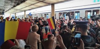 Peronul, neîncăpător! Cine a coborât din Trenul Regal, sosit în Gara Buzău