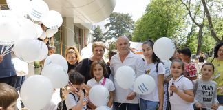 (FOTO) Surprize pentru copii, din partea Consiliului Județean și a Teatrului „George Ciprian”