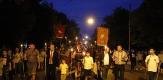 (FOTO) Parada cu torțe, imagini inedite pe străzile Buzăului