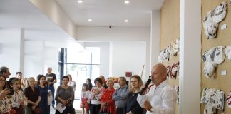 (FOTO) „Cămașa cu altiță”, expoziție vernisată la Galeriile de Artă. Zeci de ii pot fi admirate de buzoieni