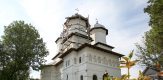 (FOTO) ÎPS Ciprian a ales să slujească la Valea Puțului, comuna Săpoca