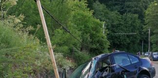 (FOTO) Tânără rănită. S-a izbit cu mașina de un stâlp