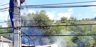 (FOTO) Incendiu puternic la Lopătari. Casă în flăcări, misiune de durată pentru pompieri