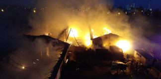 (FOTO) Pompierii încă sunt acolo. Bilanțul celor 12 ore de intervenție, la incendiul de proporții de pe strada Aurel Vlaicu