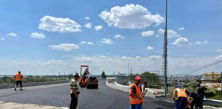 (FOTO) „Ne pregătim de recepția finală!”. Se asfaltează pe podul de la Metalurgica