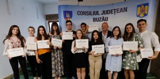(FOTO) Recompensați de Consiliul Județean. Câți bani au primit buzoienii de 10 de la examenele naționale