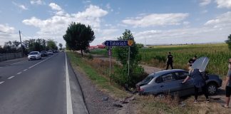 (FOTO) Accident în intersecție. O femeie a fost rănită