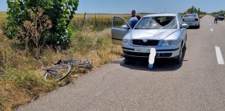 (FOTO) Biciclist rănit de o mașină, la Smeeni
