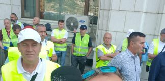 (FOTO) La protest în Capitală. Urmează pichetarea Prefecturii Buzău