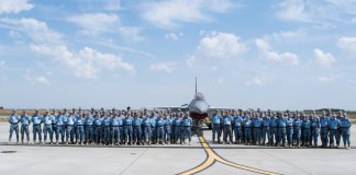 (FOTO) Elevii de la Boboc, practică pe avionul de luptă F-16 Fighting Falcon