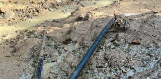 (FOTO) Săteni rămași fără apă, la Bâsca Rozilei! Primarul mobilizează localnicii, pentru rezolvarea imediată a problemei