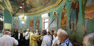 (Galerie FOTO) Pictura bisericii Zărnești-Slănic, resfințită de ÎPS Ciprian