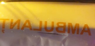 (FOTO) Accident cu ambulanța. Asistenta din salvare și șoferul mașinii, răniți