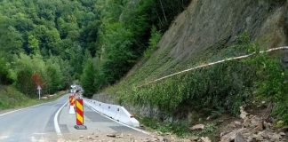 (FOTO) Din nou. Căderi de bolovani pe DN 10, la Siriu