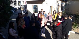 (FOTO) Protest la Inspectoratul Școlar. Profesorii de la CSEI Rm. Sărat, revoltați