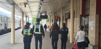 (FOTO) De vorbă cu polițiștii, în Gara Buzău