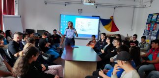 (FOTO) Zeci de elevi de la Liceul „Henri Coandă”, discuții cu ofițerii de la Siguranță Școlară