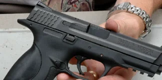 Armă găsită în toaleta unei benzinării. Ce a pățit deținătorul