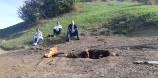 (FOTO) Prefectul de Buzău și primarul din Lopătari, la Focul Viu. Zi specială