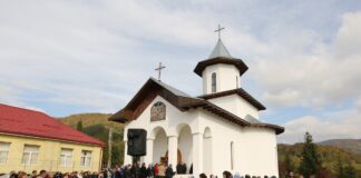 (Galerie FOTO) Biserica din Valea Nehoiașului, sfințită de ÎPS Ciprian