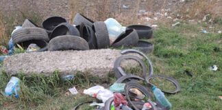 (FOTO) „Nu putem noi aduna cât pot unii să arunce”. Mesajul drumarilor buzoieni