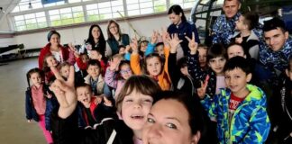 (FOTO) Micuți de grădiniță, vizită în Baza Aeriană de la Boboc