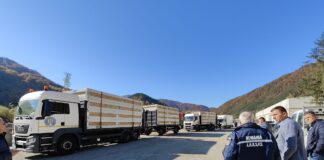 (FOTO) SIRIU. Au sosit containerele pentru familiile rămase fără case, în urma incendiului de luni