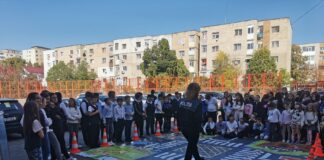 (Galerie FOTO) Polițiștii, în vizită la cea mai mare școală gimnazială din județ