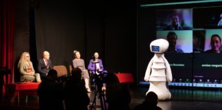 (Galerie FOTO) Apariție inedită pe scena Teatrului. Când pot vedea buzoienii spectacolul 2032 SMART-FAMILY